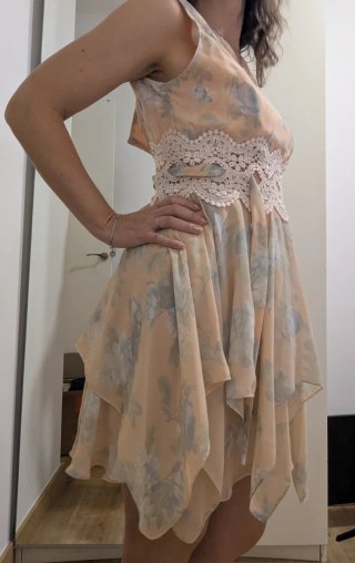 Vestido floral rosa con encaje