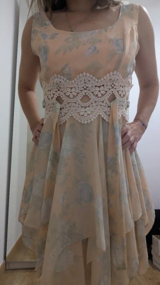 Vestido floral rosa con encaje