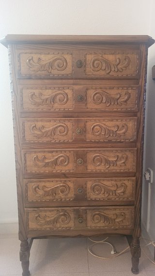 Cajonera antigua de madera maciza tallada