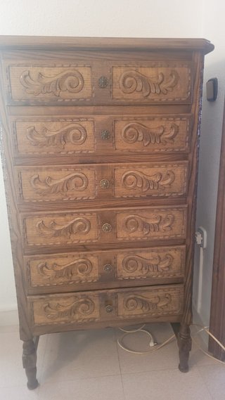 Cajonera antigua de madera maciza tallada
