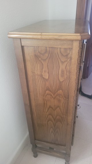 Cajonera antigua de madera maciza tallada