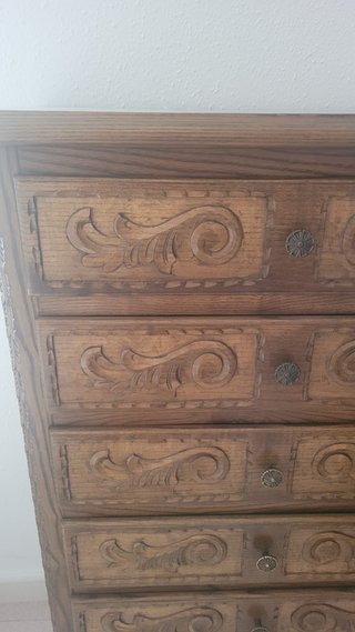 Cajonera antigua de madera maciza tallada