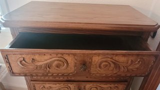 Cajonera antigua de madera maciza tallada