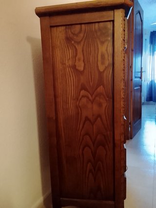 Cajonera antigua de madera maciza tallada