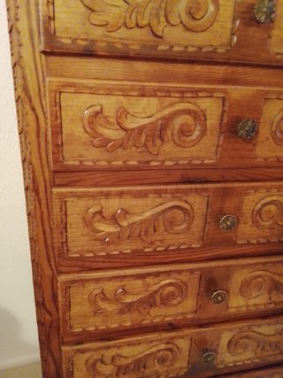 Cajonera antigua de madera maciza tallada