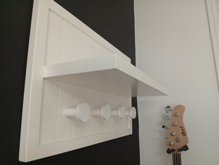 Perchero artesanal de madera con balda gruesa