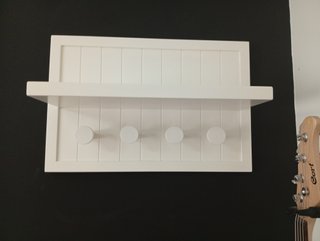 Perchero artesanal de madera con balda gruesa
