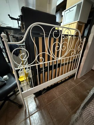 Cabecero de cama blanco de metal
