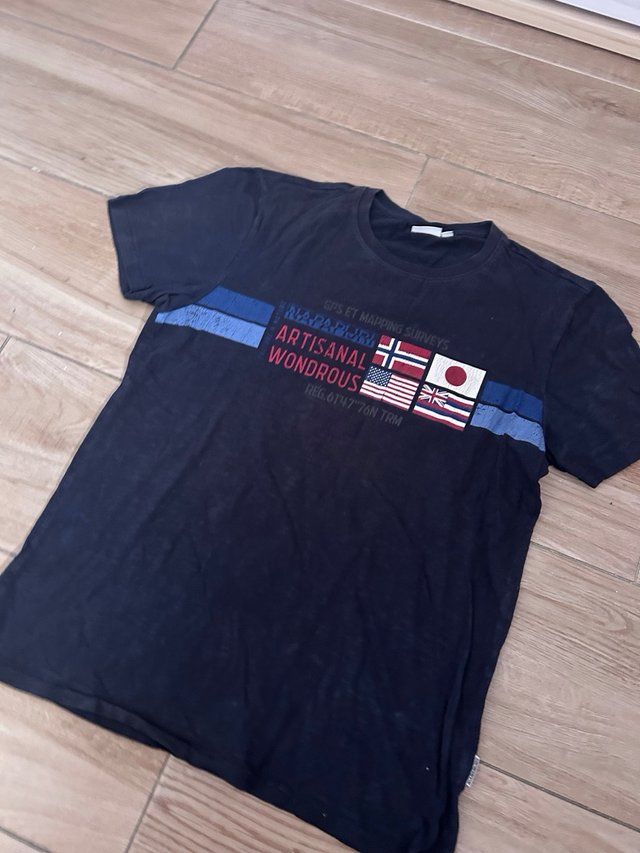 Camiseta Napapijri Azul con Banderas