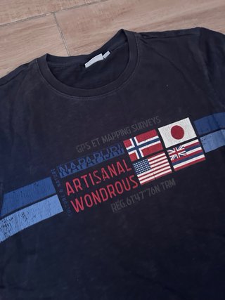 Camiseta Napapijri Azul con Banderas