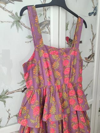 Vestido morado con volantes y estampado floral