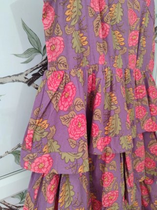 Vestido morado con volantes y estampado floral