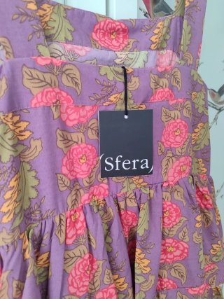 Vestido morado con volantes y estampado floral