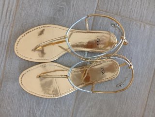 Sandalias Zara doradas y plateadas Talla 38
