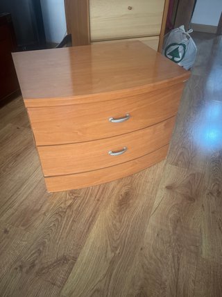 Mesita de noche de madera