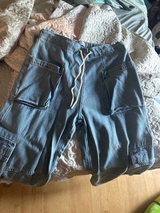 Pantalón ancho cargo vaquero con bolsillos