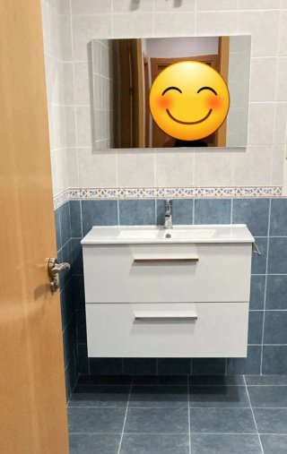 Mueble de baño con lavabo y espejo