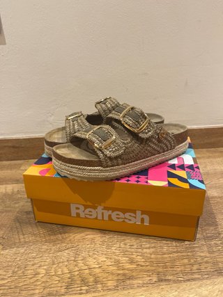 Sandalias cuña Refresh hebillas marrón y oro