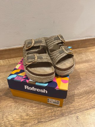 Sandalias cuña Refresh hebillas marrón y oro