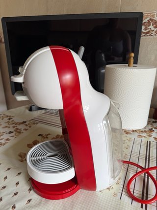Cafetera Dolce Gusto Roja y Blanca