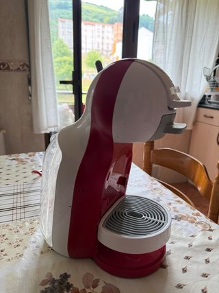 Cafetera Dolce Gusto Roja y Blanca
