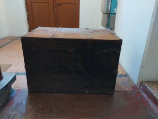 Baúl antiguo de metal y madera. Está en Ourense.