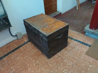 Baúl antiguo de metal y madera. Está en Ourense.
