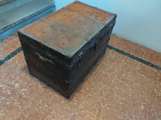 Baúl antiguo de metal y madera. Está en Ourense.