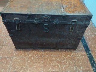 Baúl antiguo de metal y madera. Está en Ourense.