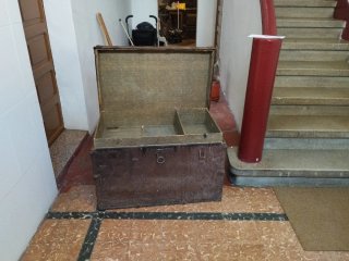 Baúl antiguo de metal y madera. Está en Ourense.