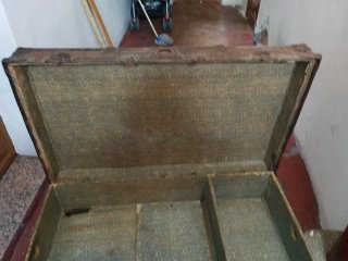 Baúl antiguo de metal y madera. Está en Ourense.