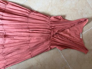 Vestido largo coral escote pico