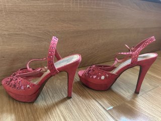 Tacones rosas con pedrería