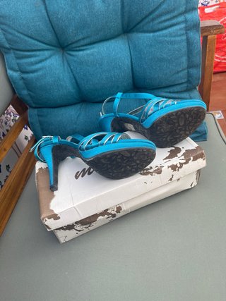 Zapatos de tacón azul y plata