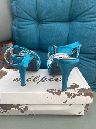 Zapatos de tacón azul y plata