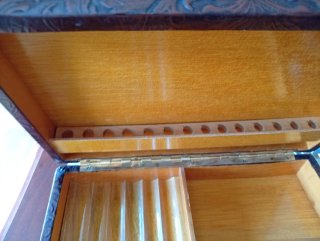Caja antigua cuero labrado madera