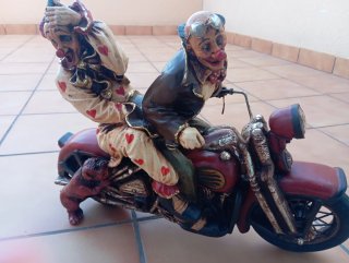Figura moto con payasos y perro