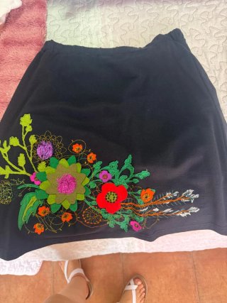 Falda negra algodón talla L bordado floral