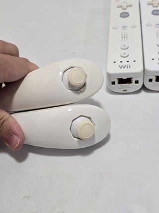 2 mandos nintendo wii + 2 nunchuk blanco .