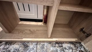 Mueble recibidor de madera y blanco