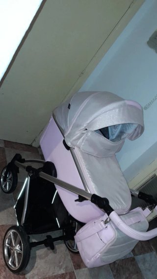 Carro de bebé rosa