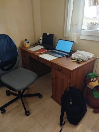 Escritorio de madera con cajones