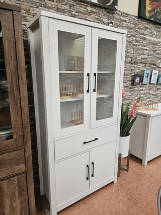 Vitrina de madera con puertas de cristal