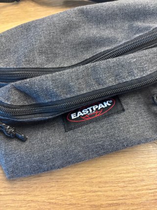 Riñonera Eastpak gris