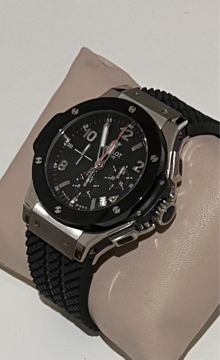 Reloj Elegante plateado con correa negra