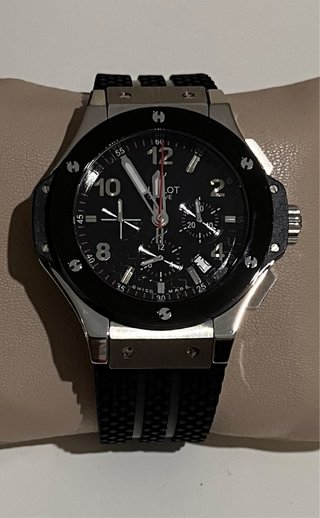 Reloj Elegante plateado con correa negra