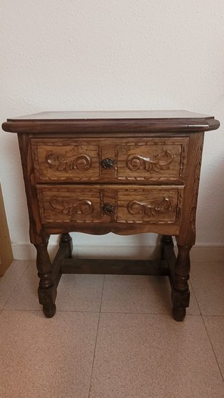 Mesita de noche antigua de madera tallada