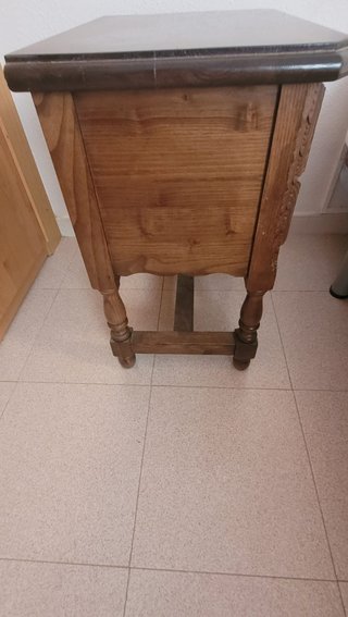 Mesita de noche antigua de madera tallada