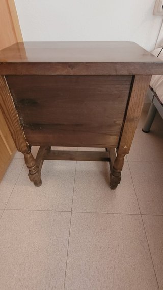 Mesita de noche antigua de madera tallada