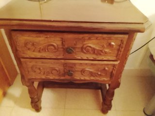 Mesita de noche antigua de madera tallada